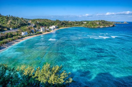 Foto de Hermosas aguas turquesas claras y afloramientos de coral en una bahía en Onna Son, Okinawa isla principal, famosa por sus playas de arena blanca y la claridad del agua. - Imagen libre de derechos