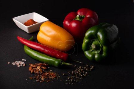buntes Gemüse Paprika Chili auf schwarzem Hintergrund