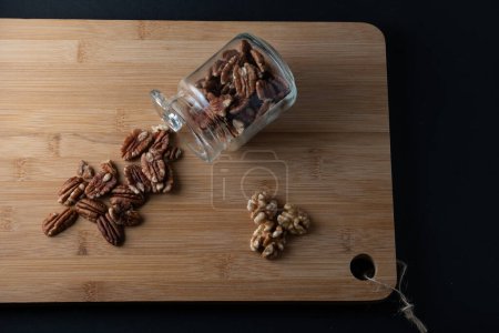 noix de pécan sur fond bois photographie alimentaire Journée internationale des noix de pécan