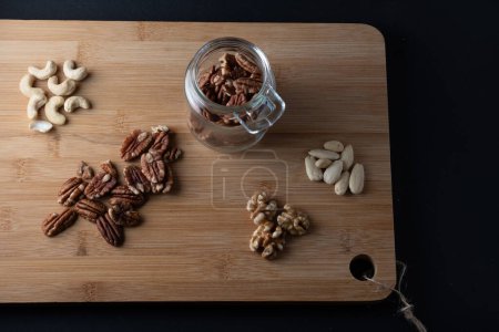 nueces de pacana sobre fondo de madera fotografía de alimentos día internacional de la pacana