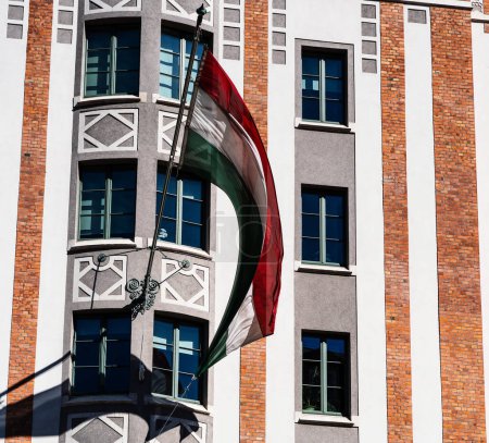 bandera húngara en un edificio