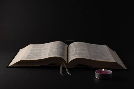 Foto de Libro abierto Biblia santa sobre fondo negro - Imagen libre de derechos
