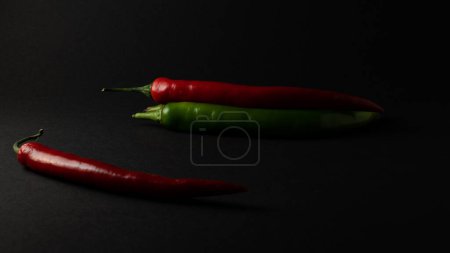 rouge vert paprika chili sur fond noir