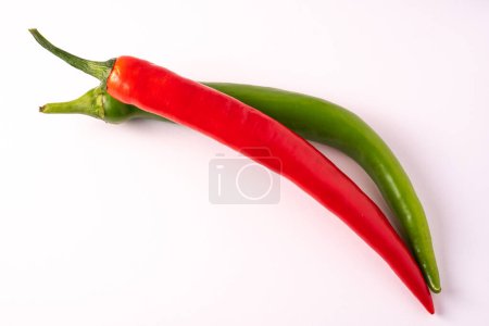 grüne und rote scharfe Chili auf weißem Hintergrund
