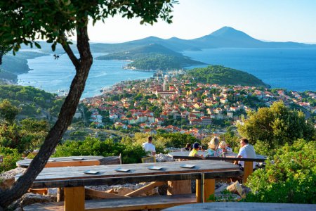 Foto de Providenca Tematski Vidikovac restaurante bar con maravillosas vistas a las islas Losinj - Imagen libre de derechos
