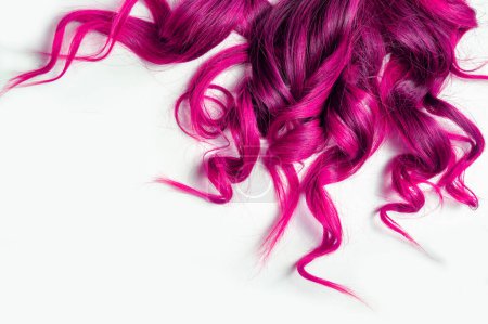 pelo rizado rosa largo sobre fondo blanco aislado .