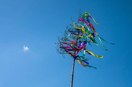 Árbol de mayo, tradicional húngaro austriaco folklore alemán decoración colorida con cintas en mayo con cielo azul