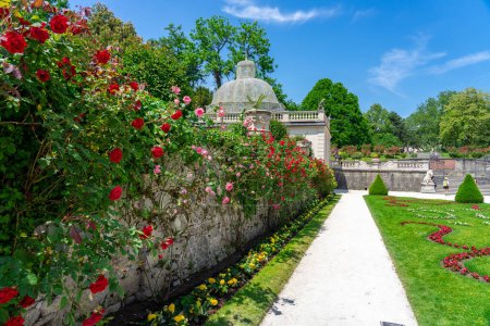 Foto de Hermoso palacio Mirabell en Salzburgo Austria con jardín de rosas y estatuas , - Imagen libre de derechos