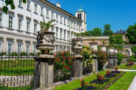 Foto de Hermoso palacio Mirabell en Salzburgo Austria con jardín de rosas y estatuas , - Imagen libre de derechos