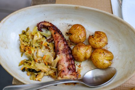 Foto de Polvo a lagareiro pulpo a la parrilla comida popular en portugal Oporto en un plato en un restaurante . - Imagen libre de derechos