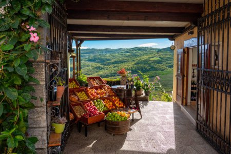das schönste Obst- und Gemüseladen mit schöner Aussicht in Kroatien Motovun .