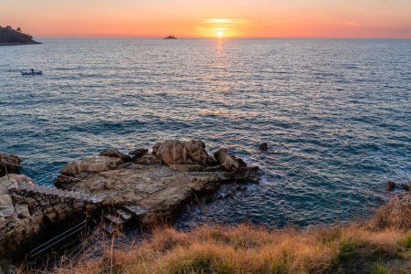 Téléchargez les photos : Coucher de soleil à Rovinj Riva avec la mer adriatique et les escaliers en pierre . - en image libre de droit