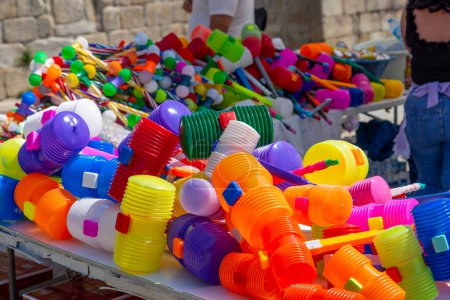 Téléchargez les photos : Vente de nombreux marteaux en plastique colorés drôles à Porto Portugal au festival sao joao saint johns jour . - en image libre de droit