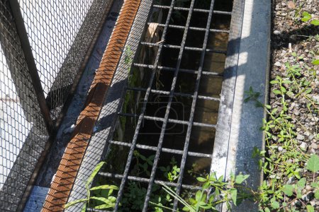 Téléchargez les photos : Le canal de drainage sert de passage à l'eau lorsqu'il pleut abondamment. - en image libre de droit