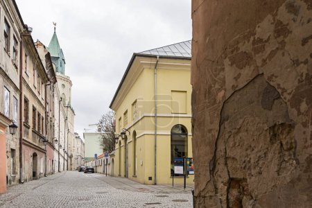 Téléchargez les photos : Une rue atmosphérique dans la vieille ville de Lublin. Maisons de ville anciennes et nouvelles. Tour Trinity à Lubin. Le point de vue le plus élevé et le point de repère - en image libre de droit