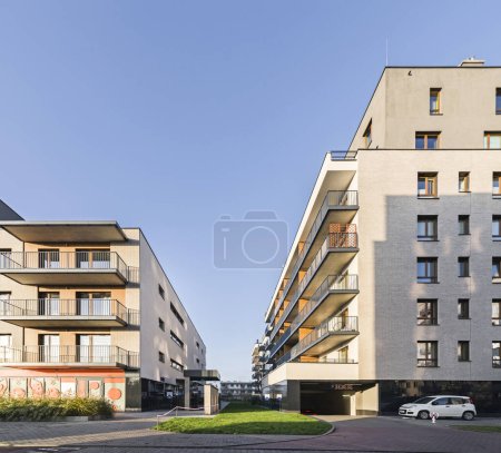 Téléchargez les photos : Bâtiments résidentiels dans une ville européenne. Des blocs modernes d'appartements. Immeuble multifamilial dans le centre de la ville. Un grand nombre d'étages. Balcons et loggias. - en image libre de droit