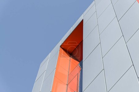 Foto de Detalle colorido para la fachada del objeto, edificio. Material de paneles verticales de aluminio y naranja. Edificio moderno. Ventanas - Imagen libre de derechos