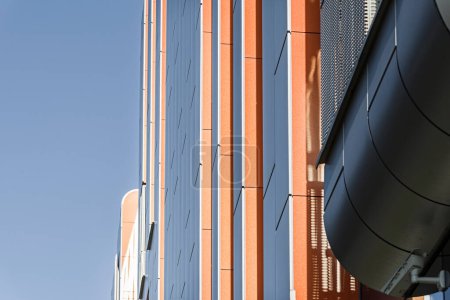 Foto de Detalle colorido para la fachada del objeto, edificio. Material de paneles verticales de aluminio y naranja. Edificio moderno. Ventanas - Imagen libre de derechos