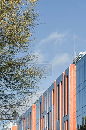 Téléchargez les photos : Détail coloré pour la façade de l'objet, bâtiment. Matériau des panneaux verticaux en aluminium et orange. Bâtiment moderne. Les fenêtres - en image libre de droit