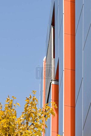 Téléchargez les photos : Détail coloré pour la façade de l'objet, bâtiment. Matériau des panneaux verticaux en aluminium et orange. Bâtiment moderne. Les fenêtres - en image libre de droit