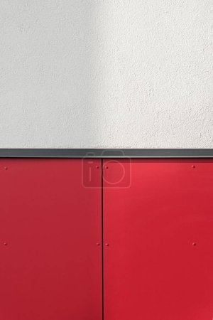 Foto de Colorida fachada del objeto, edificio. Material de paneles verticales rojos. - Imagen libre de derechos
