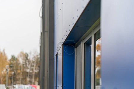 Foto de Colorida fachada del objeto, edificio. Material de los paneles verticales azules. - Imagen libre de derechos