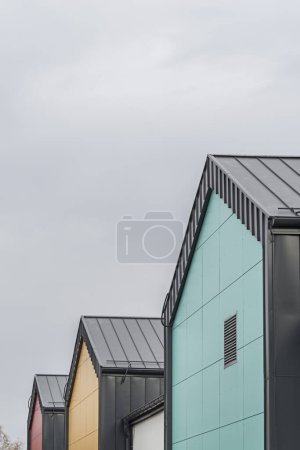 Foto de Colorida fachada del objeto, edificio. Material de los paneles verticales de turquesa. - Imagen libre de derechos