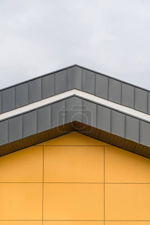 Foto de Colorida fachada del objeto, edificio. Material de paneles anaranjados verticales. - Imagen libre de derechos
