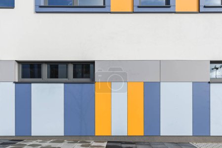 Foto de Colorida fachada del objeto, edificio. Material de paneles verticales. - Imagen libre de derechos