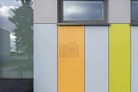 Téléchargez les photos : Façade colorée de l'objet, bâtiment. Matériau des panneaux verticaux. - en image libre de droit