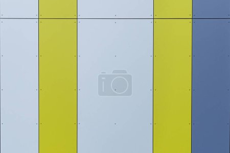 Téléchargez les photos : Façade colorée de l'objet, bâtiment. Matériau des panneaux verticaux. - en image libre de droit
