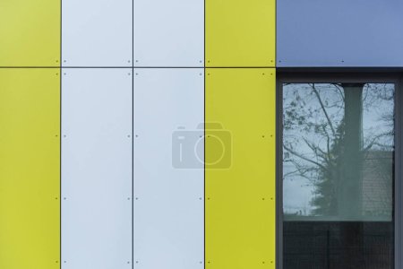 Foto de Colorida fachada del objeto, edificio. Material de paneles verticales. - Imagen libre de derechos