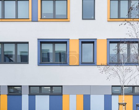Foto de Colorida fachada del objeto, edificio. Material de paneles verticales. Revestimiento de ventanas. - Imagen libre de derechos