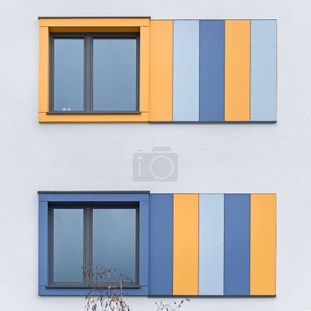 Téléchargez les photos : Façade colorée de l'objet, bâtiment. Matériau des panneaux verticaux. Revêtement de fenêtre. - en image libre de droit