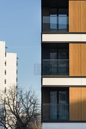 Téléchargez les photos : Détail d'un immeuble multifamilial moderne dans le centre-ville. Grand nombre d'étages. Balcons et loggias. Météo ensoleillée - en image libre de droit