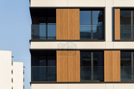 Foto de Detalle de un moderno edificio multifamiliar en el centro de la ciudad. Gran número de pisos. Balcones y loggias. Clima soleado - Imagen libre de derechos
