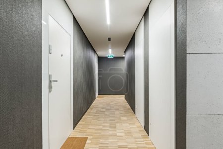 Téléchargez les photos : Hall dans un immeuble résidentiel. Finition intéressante du couloir. Design minimaliste - en image libre de droit