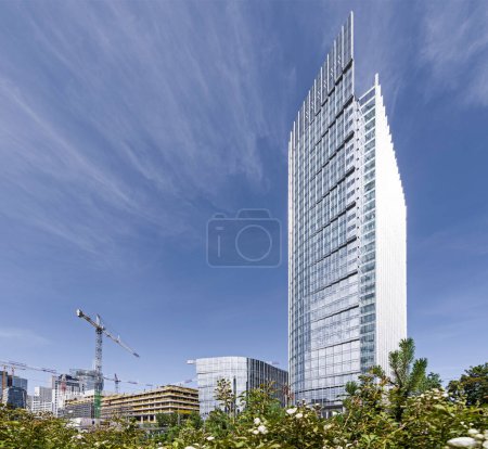 Foto de Rascacielos, rascacielos, edificio de oficinas. Clima soleado sin nubes. Armonía, líneas rectas. Objeto vidriado - Imagen libre de derechos