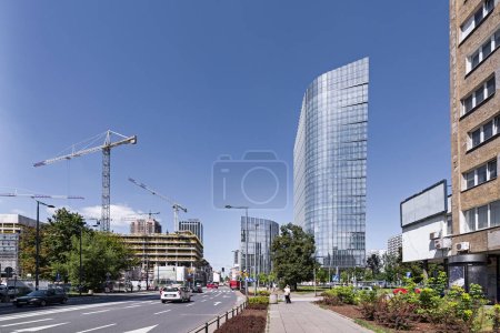 Photo for Skyscraper, skyscraper, office building. Sunny cloudless weather. Harmony, straight lines. City traffic, intersection - Royalty Free Image