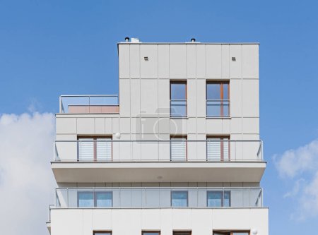 Téléchargez les photos : Détail pour façades et balcons dans un immeuble multifamilial moderne dans une ville européenne. - en image libre de droit
