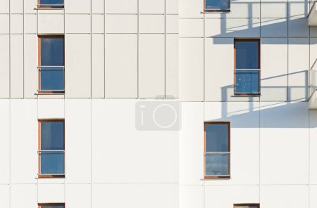 Foto de Detalle de fachadas en un moderno edificio multifamiliar en una ciudad europea. - Imagen libre de derechos