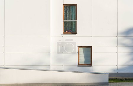 Foto de Detalle de fachadas en un moderno edificio multifamiliar en una ciudad europea. - Imagen libre de derechos