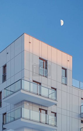 Foto de Detalle de fachadas y balcones en un moderno edificio multifamiliar en una ciudad europea. Interesante arquitectura. Clima soleado de invierno - Imagen libre de derechos