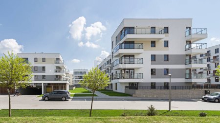 Modernes Mehrfamilienhaus in einer europäischen Stadt. Interessante Architektur. Sonnenscheindauer