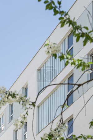 Téléchargez les photos : Détail des façades d'un immeuble multifamilial moderne dans une ville européenne. - en image libre de droit