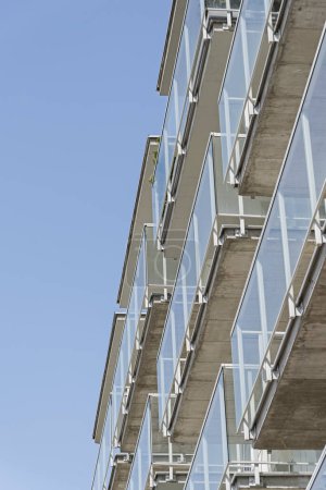 Foto de Detalle de balcones en un moderno edificio multifamiliar en una ciudad europea. Hormigón y vidrio - Imagen libre de derechos