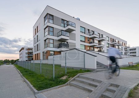 Foto de Moderno edificio multifamiliar en una ciudad europea. Disposición armoniosa de balcones. Paseo lateral y pasarelas a las escaleras - Imagen libre de derechos