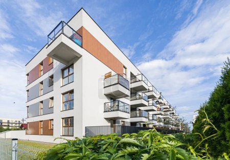 Téléchargez les photos : Immeuble multifamilial moderne dans une ville européenne. Arrangement harmonieux des balcons - en image libre de droit