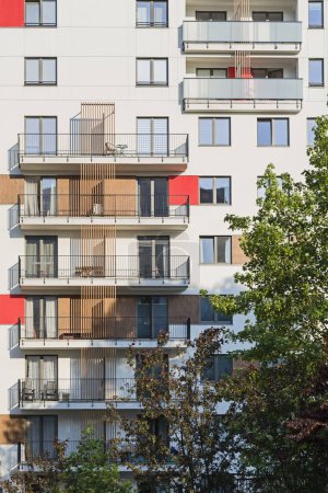 Foto de Detalle de las fachadas de un armonioso edificio multifamiliar. Amplios balcones - Imagen libre de derechos
