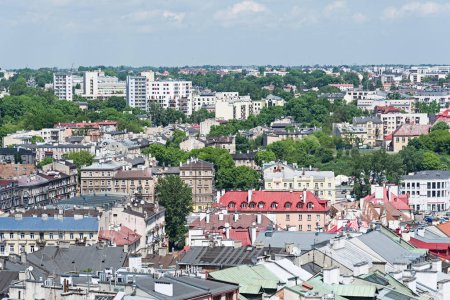 Téléchargez les photos : Panorama de la ville de Lublin. Maisons de ville et bâtiments en été. - en image libre de droit